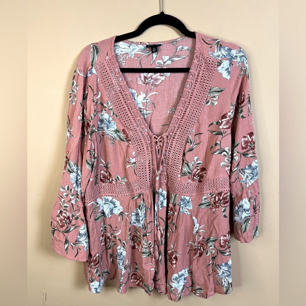 torrid Dusty Rose Floral Lace-Up Peasant Blouse - Picture 2 of 9